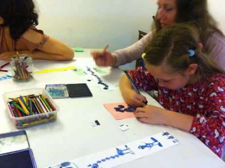 ARTgenossen: Family programme “Fingerprints.”
Stamping with fingers and more!