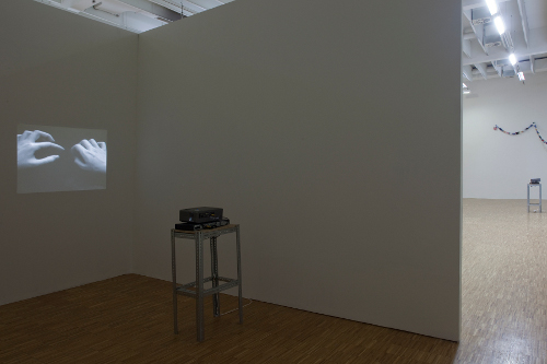 ohne Titel (Mizianie), 2010, s/w-Video. Ausstellungsansicht, 
© Salzburger Kunstverein