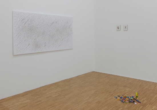 Von links nach rechts: ohne Titel, 2011. Ohne Titel (Sketch), 2011. Ohne Titel (Sketch), 2011. Auf dem Boden: Klocki, 2011. Ausstellungsansicht, © Salzburger Kunstverein
