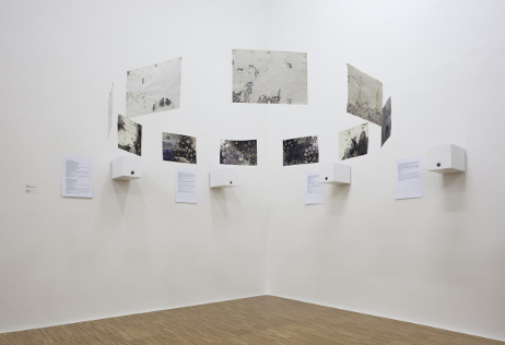 Vorne: Stephanie Mold, Meet Me There, 2008. Hinten an der Wand: Stephanie Mold, Ich bin wie Zucker, 2007.