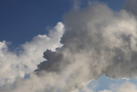 Almut Linde, Dirty Minimal #70.1 — Wolkenmeer / 29,3 Tonnen CO2, 2012, HD video, color, 3 min 8 sec, Videostill