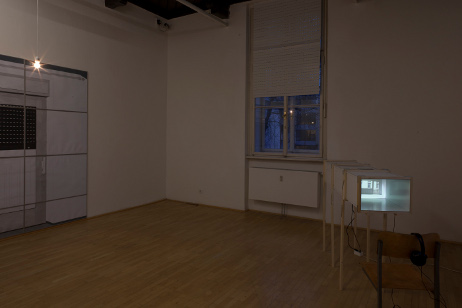 Marianne Lang, Wallpaper, 2011, Zeichnung auf Papier, Mischtechnik, 500 x 250 cm. Rainy Days, 2010-11, Video, Farbe, 
2 min, Videobox aus Holz und Karton. Ausstellungsansicht Salzburger Kunstverein 2011