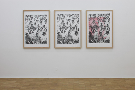 My People I, 2008, Siebdruck auf Papier (Triptychon), je 124 x 85,5 cm, gerahmt. Ausstellungsansicht Salzburger Kunstverein 2012