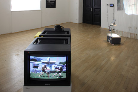 Anna Witt, Hoheitszeichen, 2012, video. 
Ausstellungsansicht Salzburger Kunstverein 2012