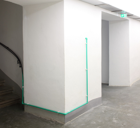 Deniz Gül, Perfect in Two, aus der Serie „Free Standing Self“, 2012, Installation. 
Ausstellungsansicht Salzburger Kunstverein 2012