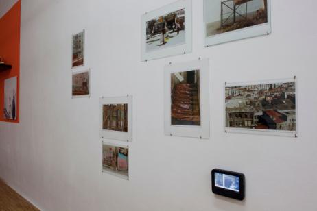 Cäcilia Brown, Untiteld, 2009. Cäcilia Brown / Katrin Hornek, Kuaför’ü Osman (Ottoman coiffeur), 2005. Exhibition view, © Salzburger Kunstverein.