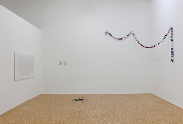 Von links nach rechts: ohne Titel, 2011. Ohne Titel (Sketch), 2011. Ohne Titel, 2011. Auf dem Boden: Klocki, 2011. Ausstellungsansicht, © Salzburger Kunstverein