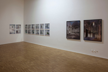 Johanna Diehl, aus der Serie „Displace“, 2008-2009. Ausstellungsansicht Salzburger Kunstverein 2012