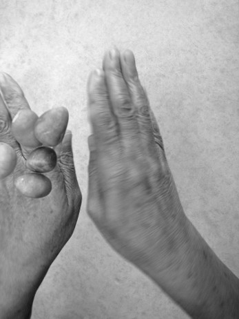 Nevin Aladağ, Fünf Steine Spiel, 2012 / 2009, 38 C-Print, 40 x 30 cm, gespielt von Pakize Aladağ