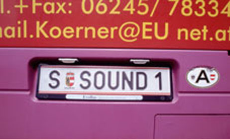 Pia Lanzinger: Heftständer, Tourismusartikel ”The Sound of Music”, Nummernschild des ”The Sound of Music”-Tourbus, Teil der Installation