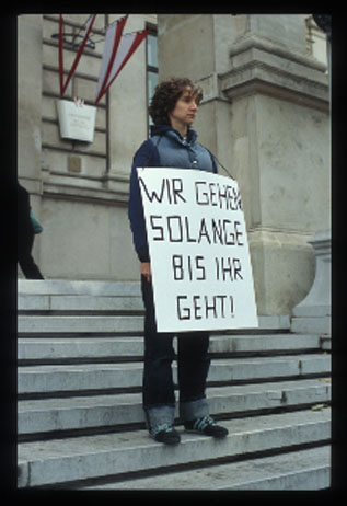 Sharon Hayes, in the near future, Wien, 2005-2007, Performance und Media Installation